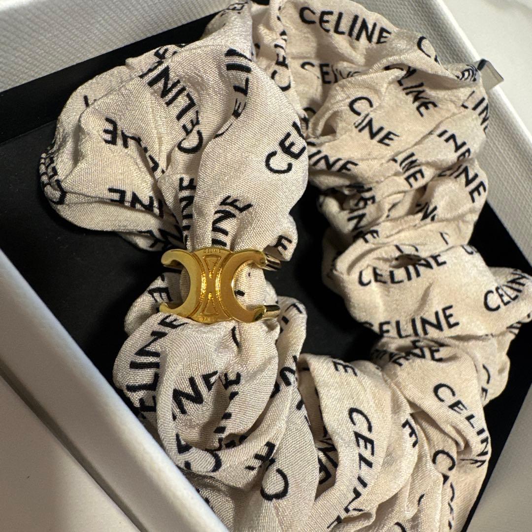 箱付き CELINE ロゴ入りシュシュ ベージュ