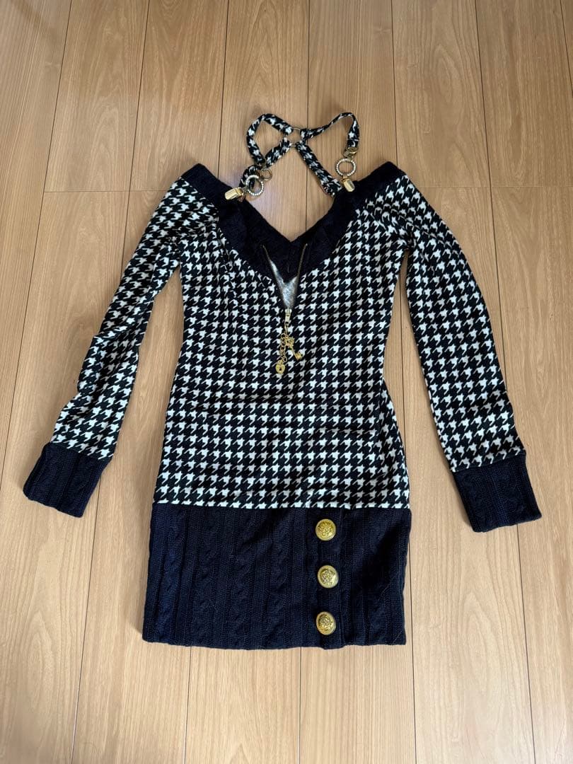 d.i.a オフショルダー ハウンドトゥース ニットワンピース