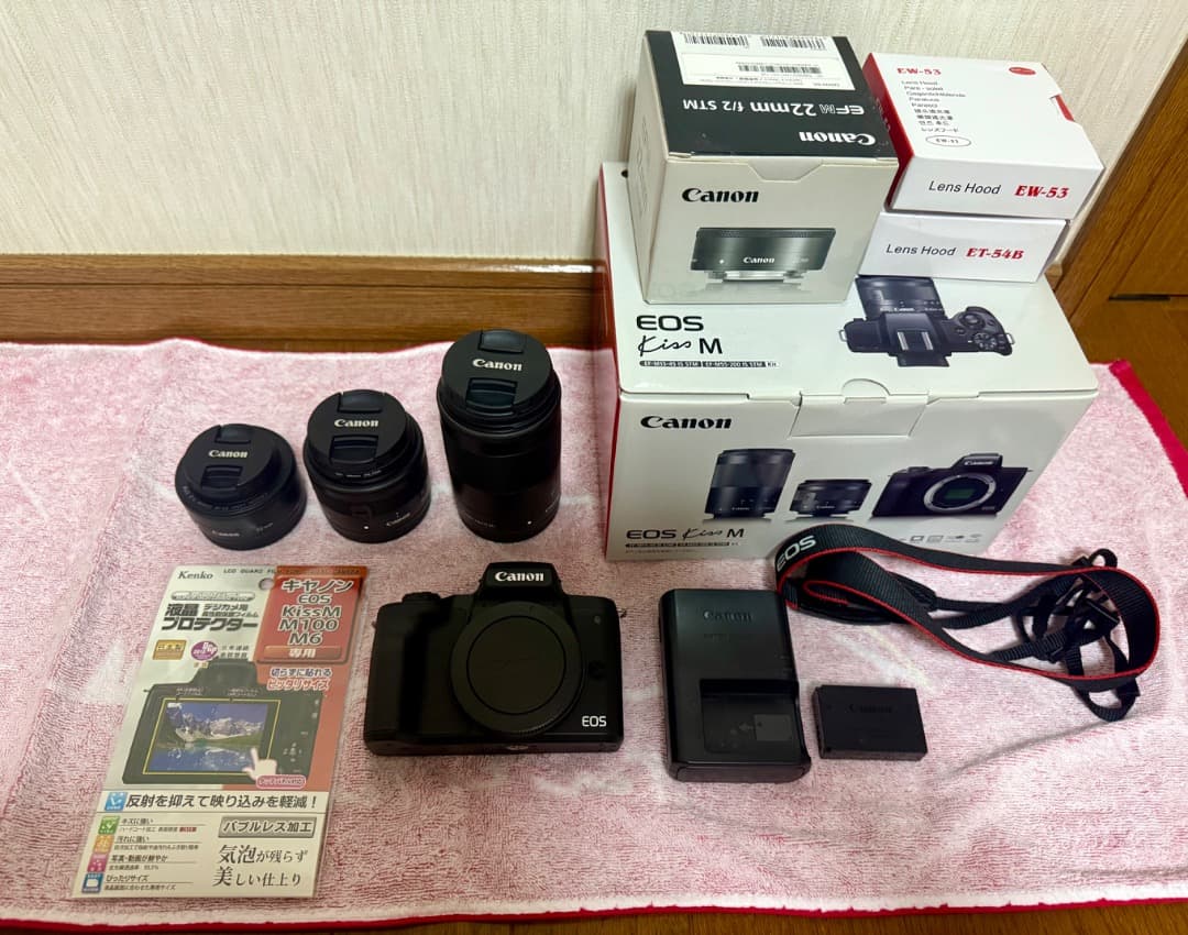 キャノン　EOS Kiss M ダブルズームキットブラック　22mmレンズ付き
