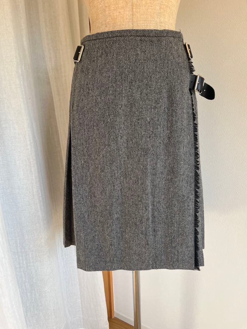 【O'NEIL of DUBLIN】グレー プリーツスカート バックル付き