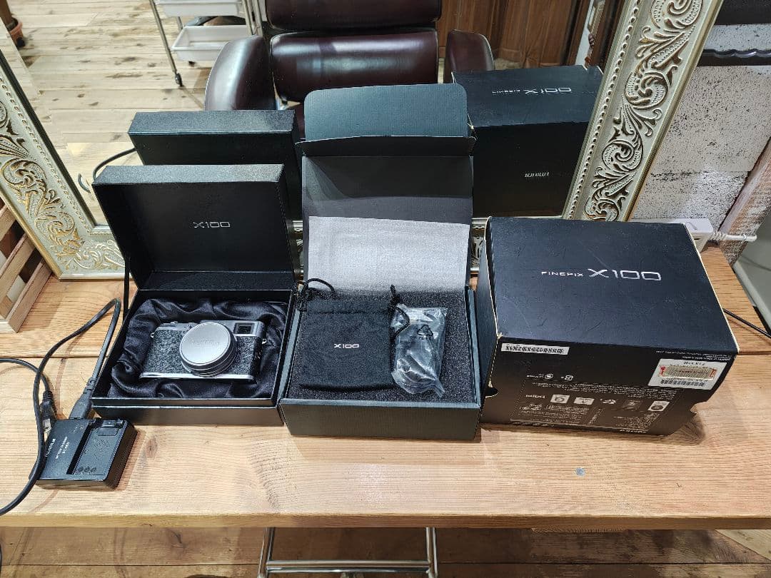 Fujifilm X100 コンパクトデジタルカメラ 箱 充電器バッテリー3個付