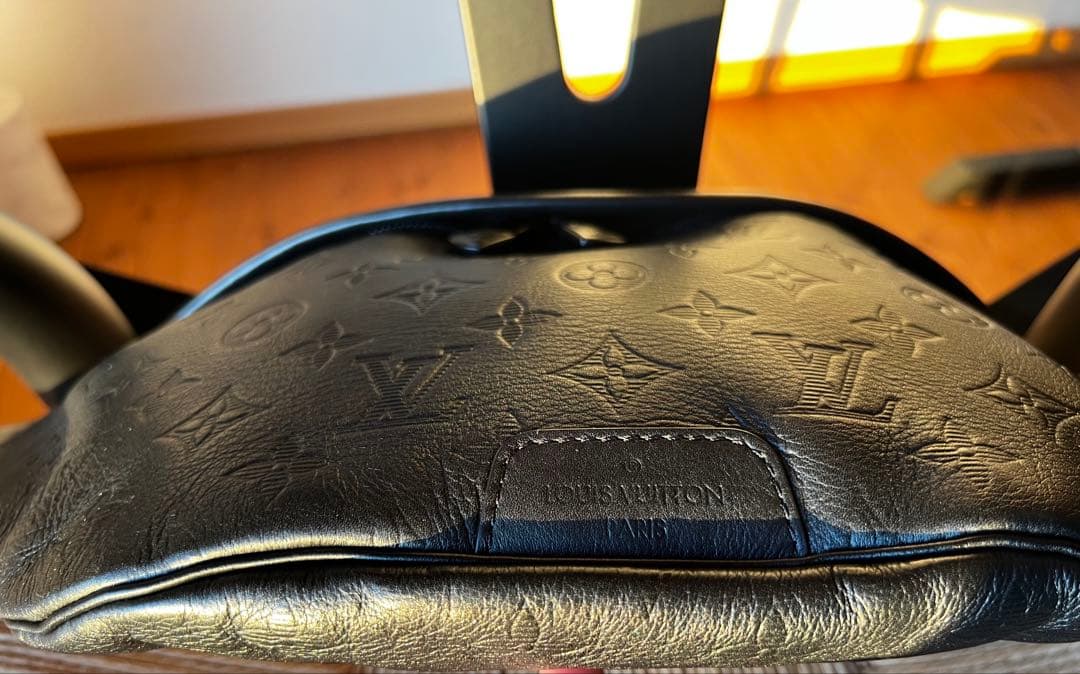 Louis Vuitton バムバック　エンボス　ブラック