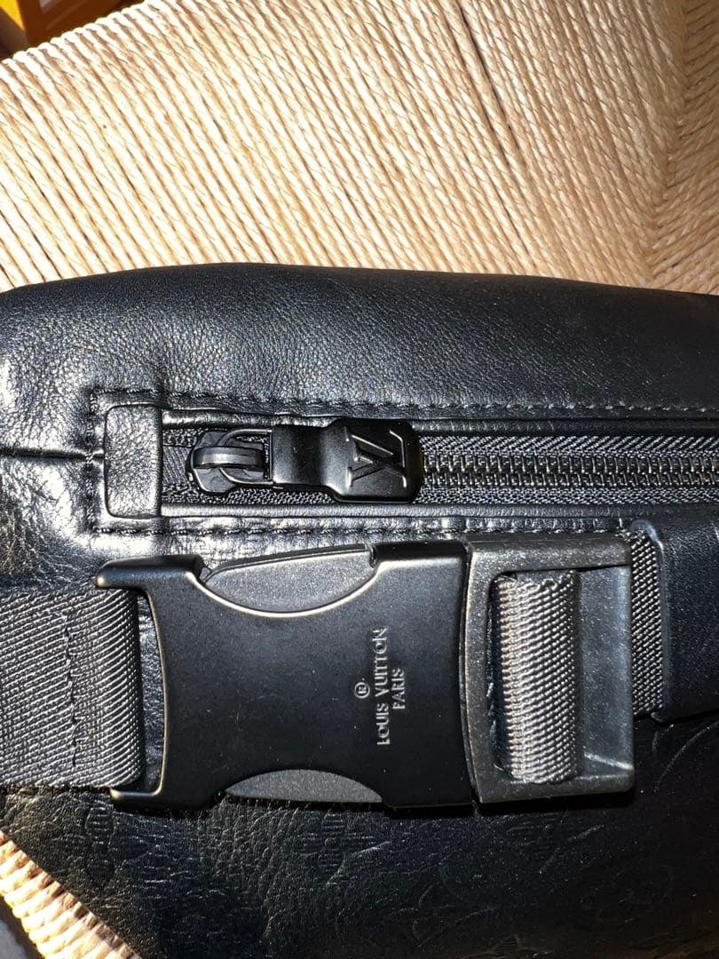 Louis Vuitton バムバック　エンボス　ブラック