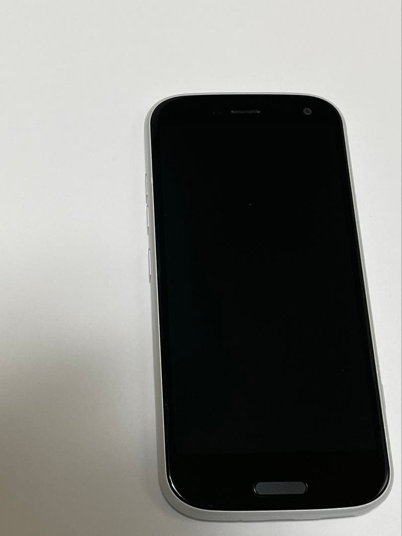 docomoらくらくスマートフォン F-52B シルバー