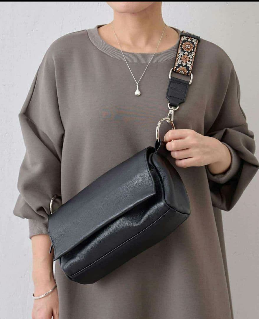 chiko mommy ※ビアズリー　レザーボディバッグのみ