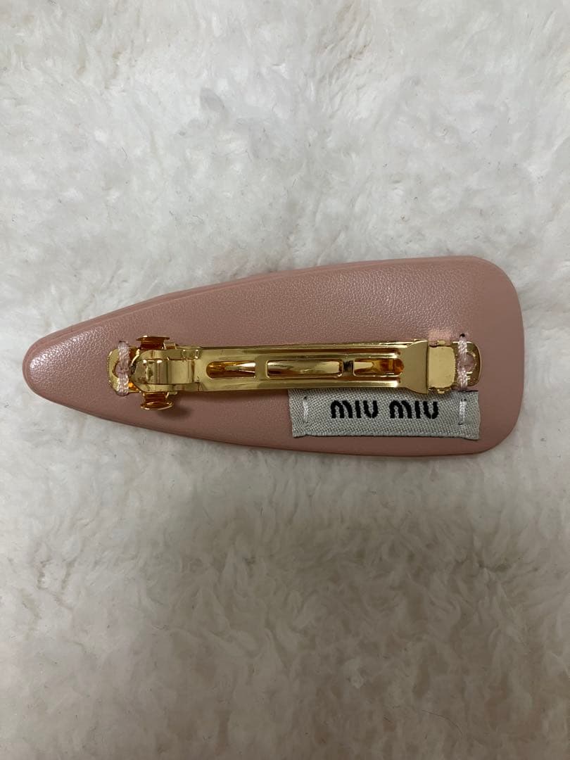 miumiu レザーヘアクリップ　ピンクベージュ