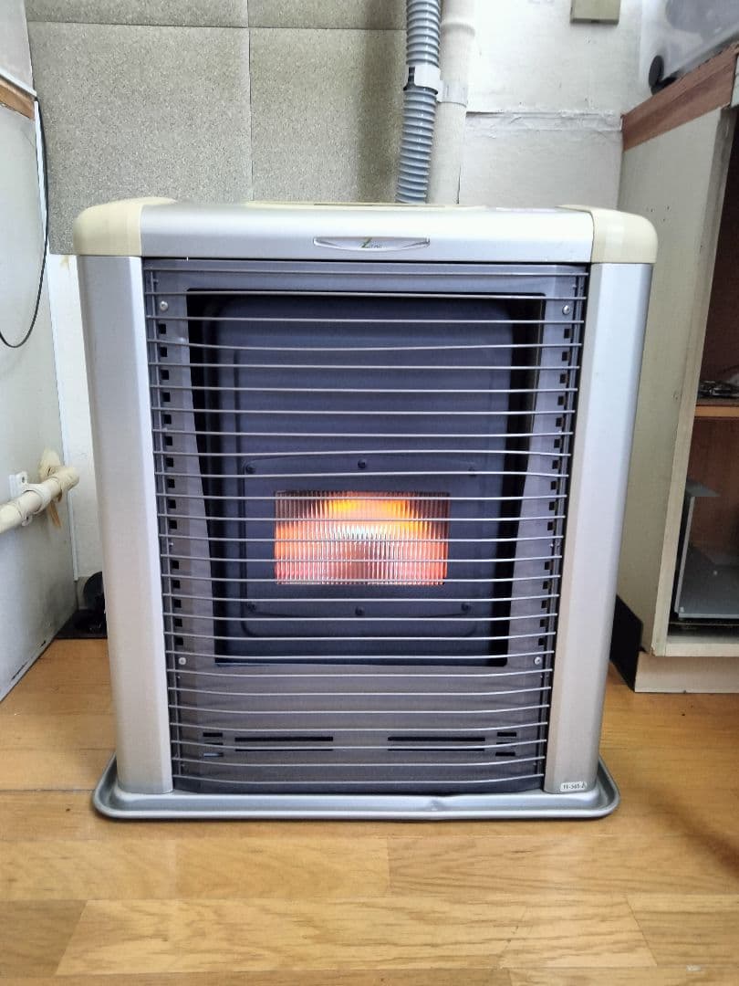 サンポットFF石油ストーブゼータス！品番「FFR‐562SX」2011年式中古品