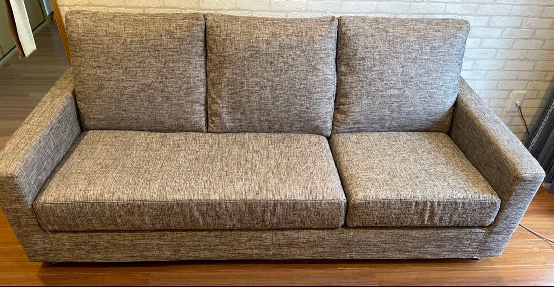 シンプルなデザインのグレー系ファブリック3人掛けソファ