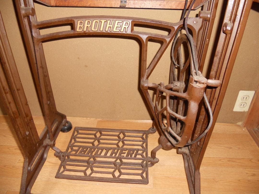 レトロ 足踏みミシン BROTHER ブラザー ミシン です。