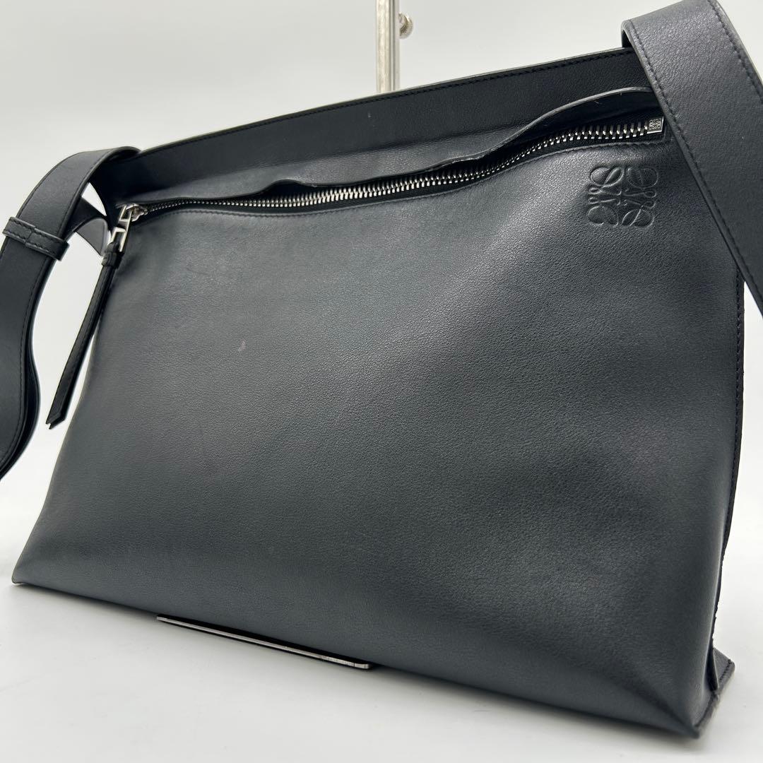 【美品】ロエベ Tメッセンジャー ショルダーバッグ アナグラム レザー 黒