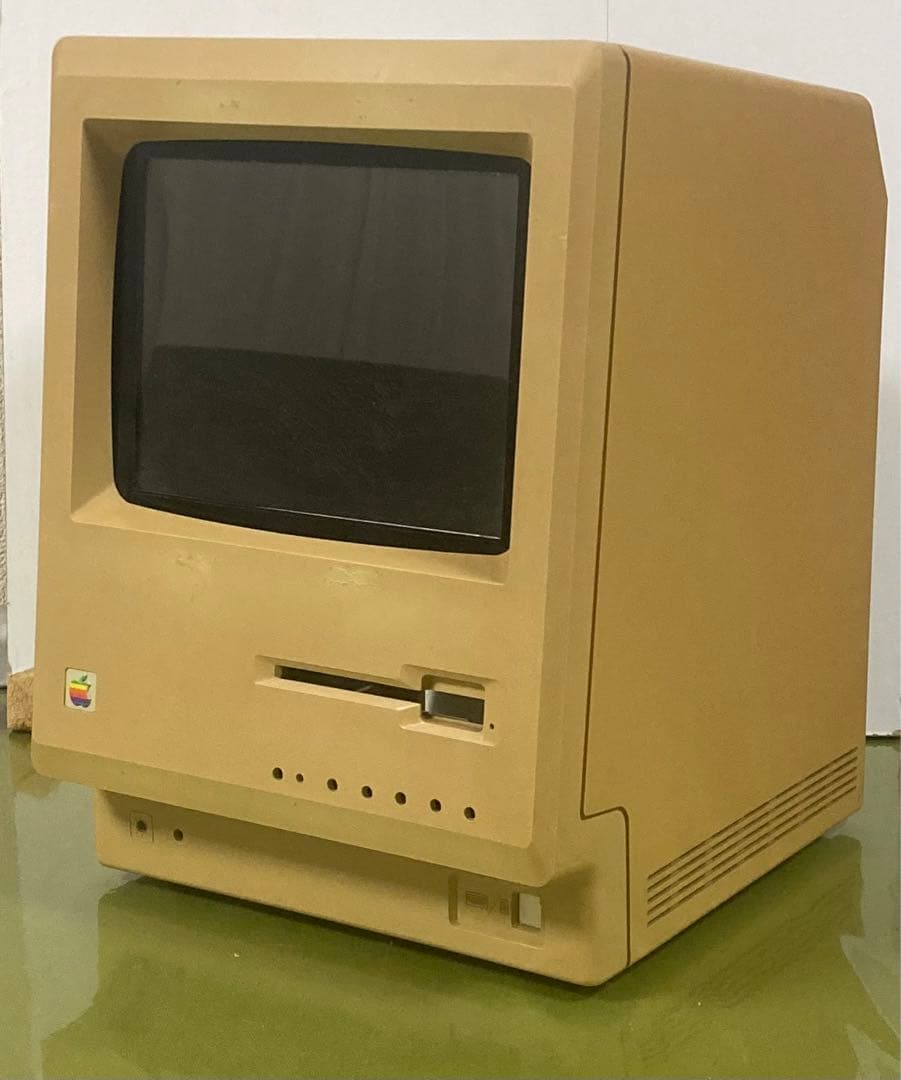 Macintosh 128kフロントPlusリア　9.7インチ液晶モニター付