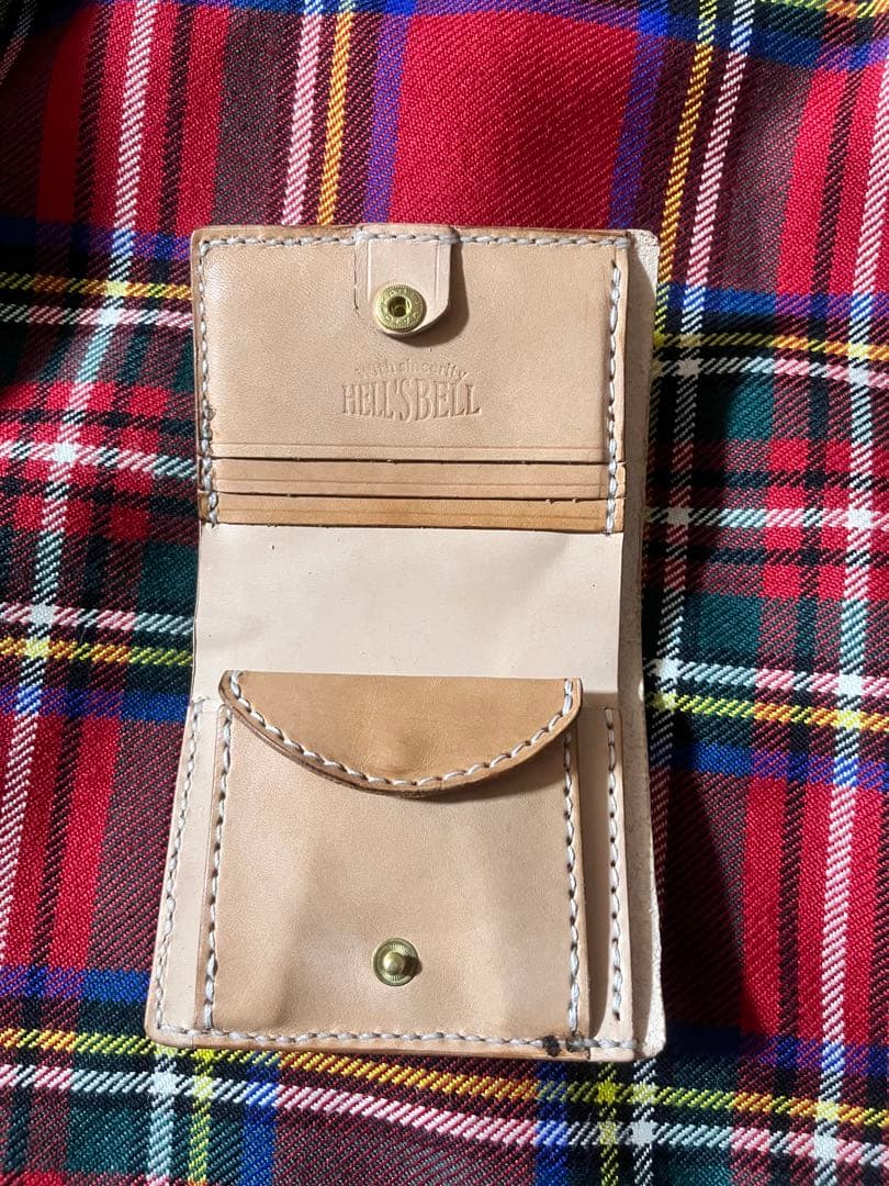 コンパクトウォレット レザー　フラワー&リーフ　スタッズ