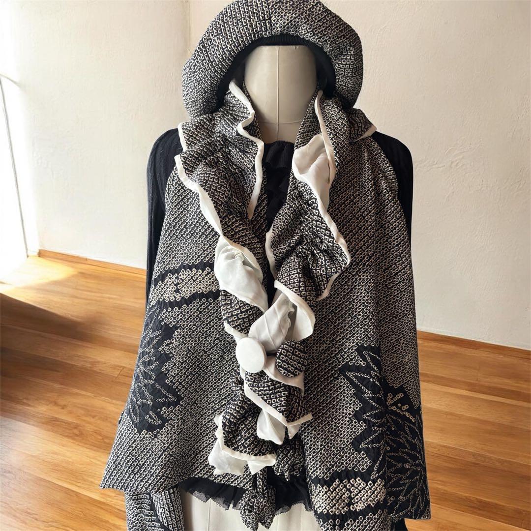 着物リメイク絞りのジレのセットアップ、ストール、ベレー帽可愛いジレです