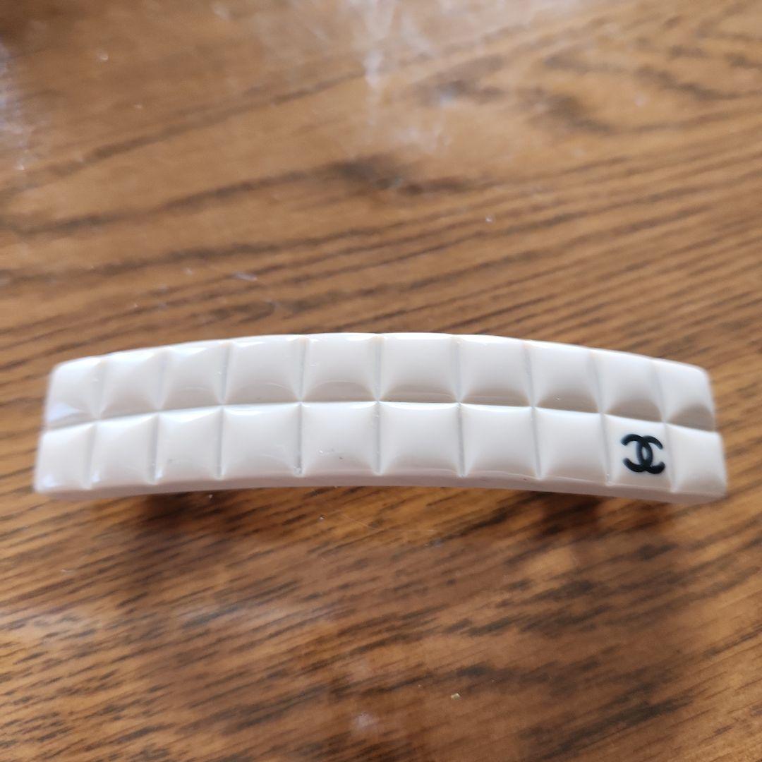 CHANEL チョコバーアイボリー バレッタココマーク入り