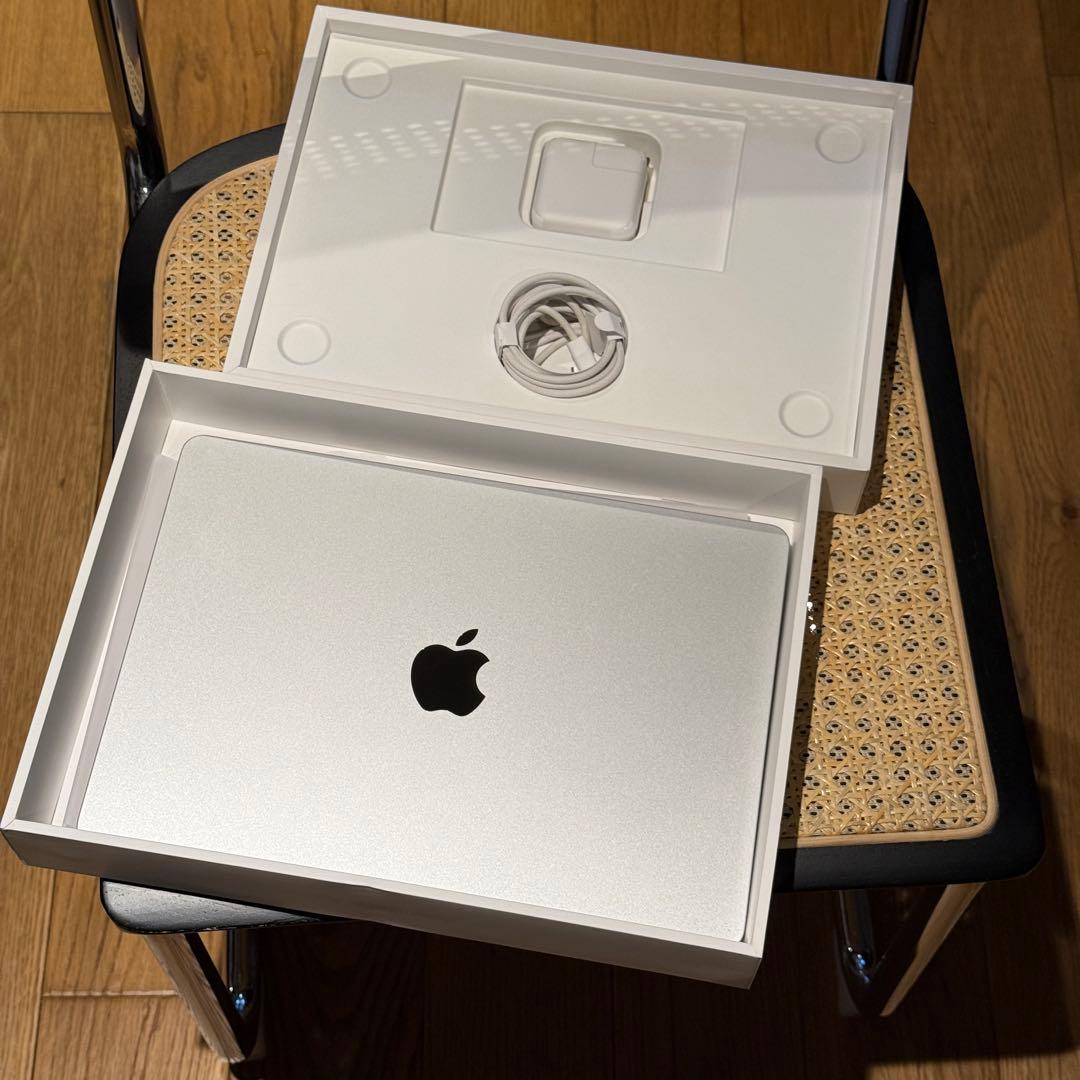 土日発送休みさん専用　Apple MacBook シルバー 本体 充電器付き