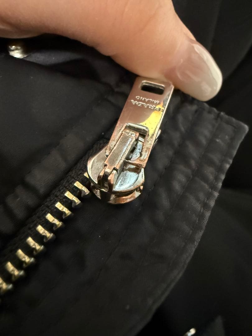 お*ち様 プラダ　ダウンジャケット　黒