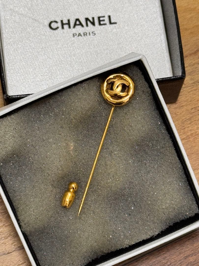 CHANEL ゴールド ロゴ ブローチ 箱付き