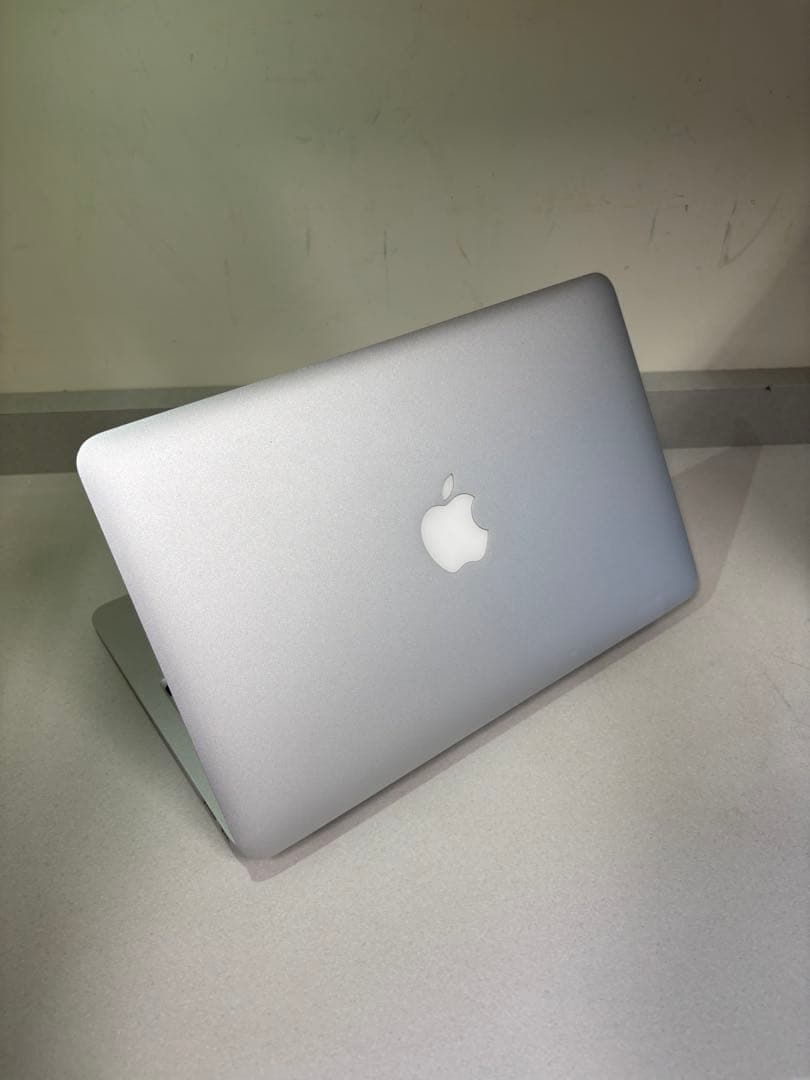 MacBook Air 11インチ シルバー　Apple